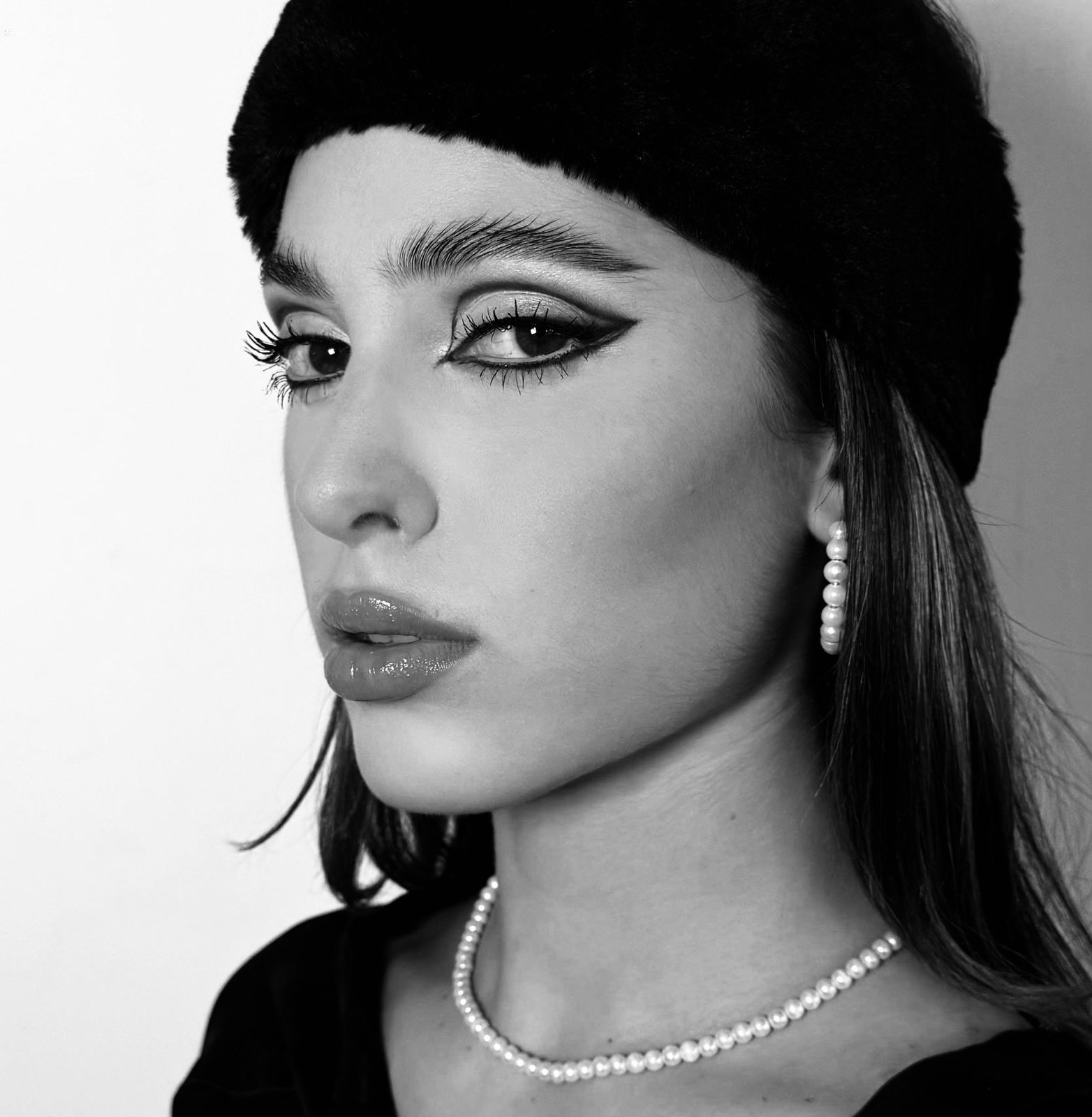 Look in bianco e nero ispirato a Sophia Loren: eyeliner grafico e perle