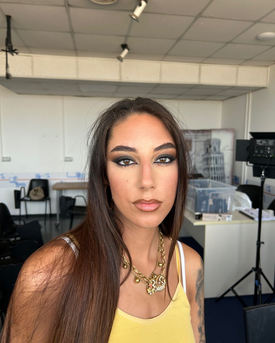 Smokey eye sfumato su tutta la palpebra con labbra nude